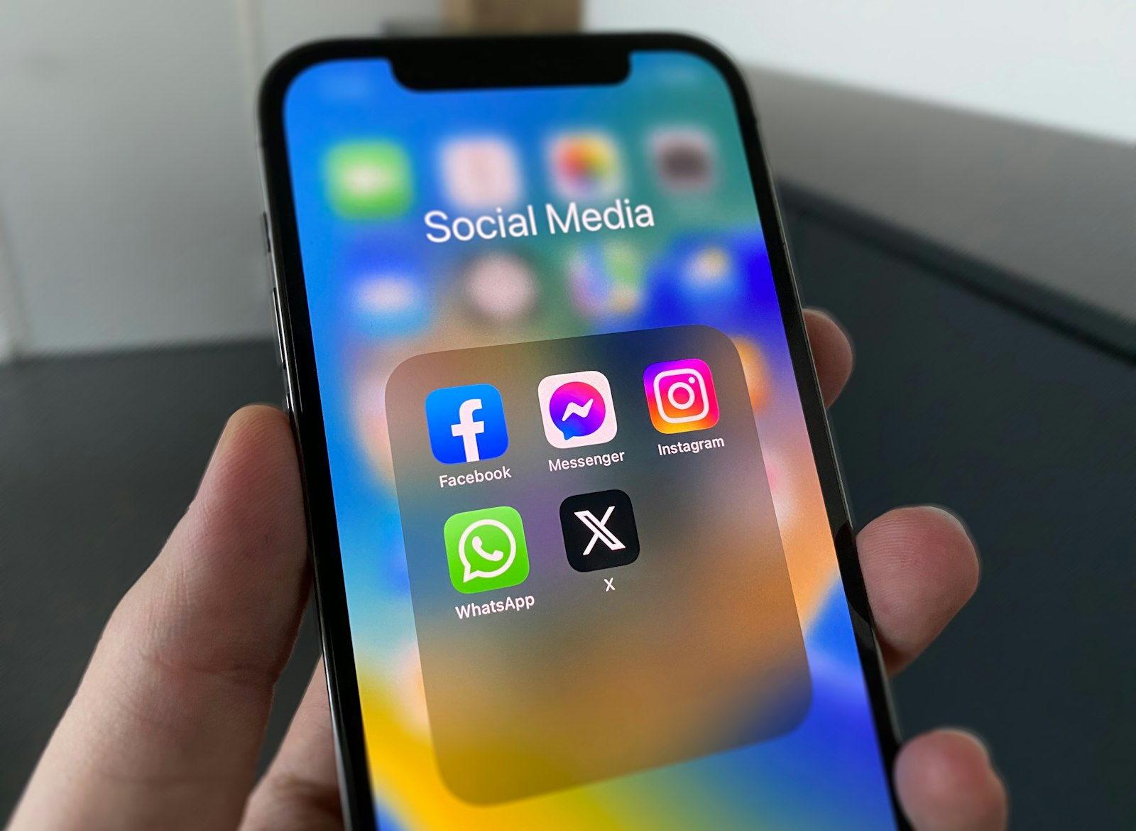 Fil de réseau social sur un smartphone